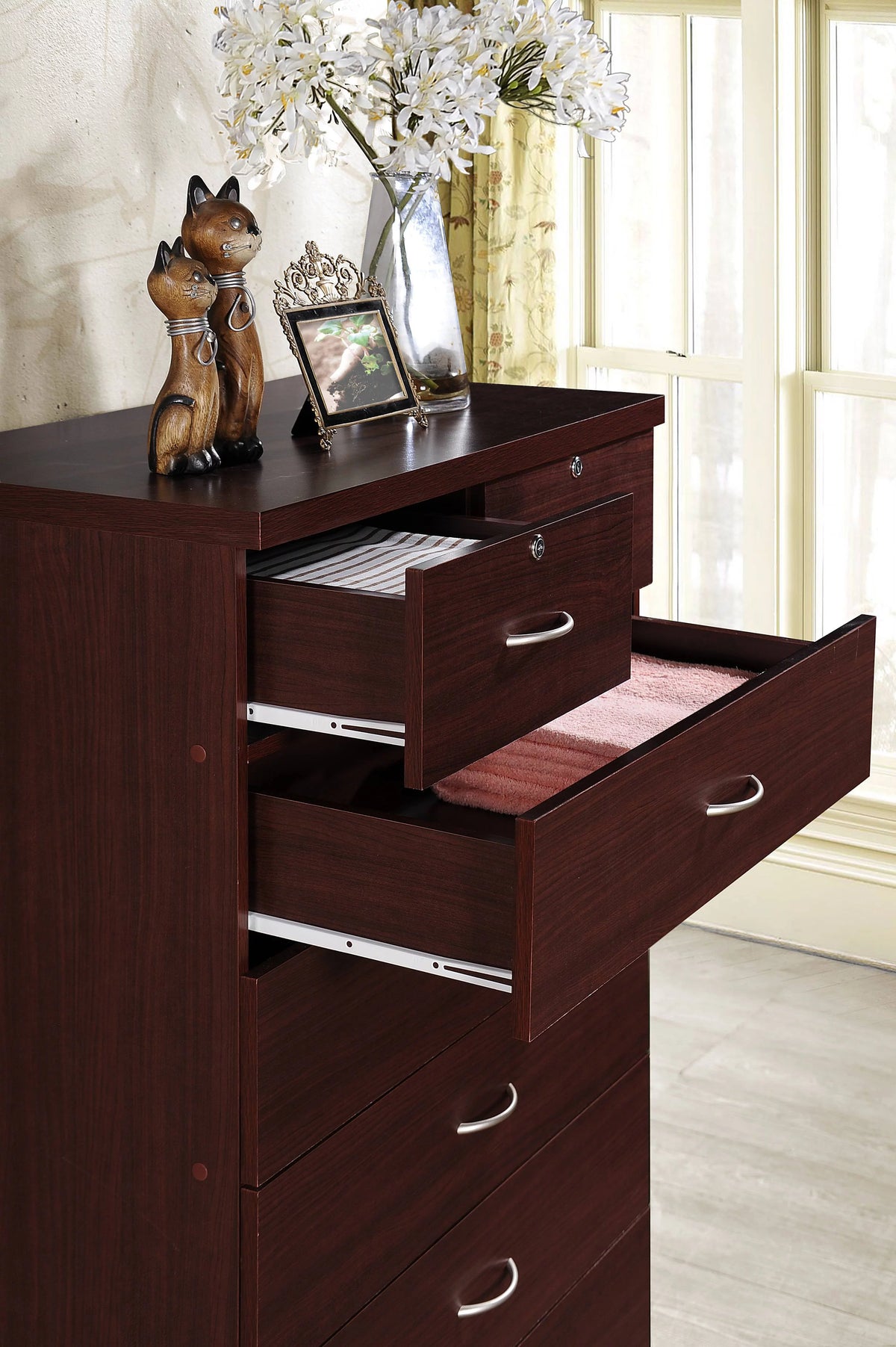 Mahogany 7 Drawer Dresser with Two Locks O609